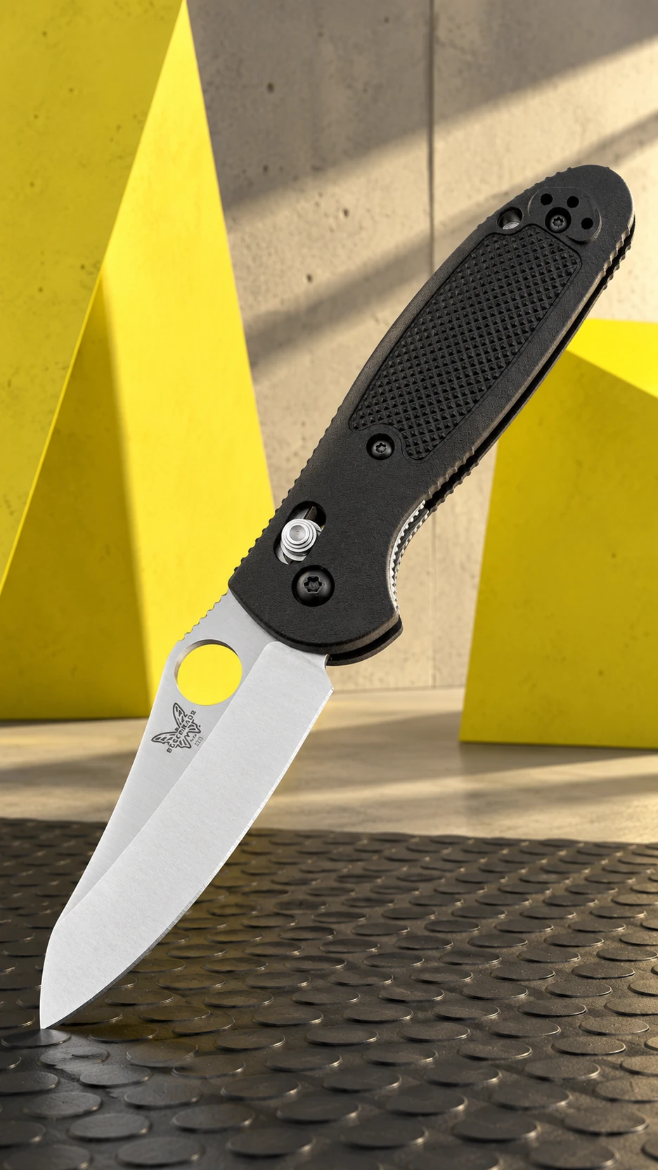 Benchmade Mini Griptilian: круглое отверстие и AXIS Lock