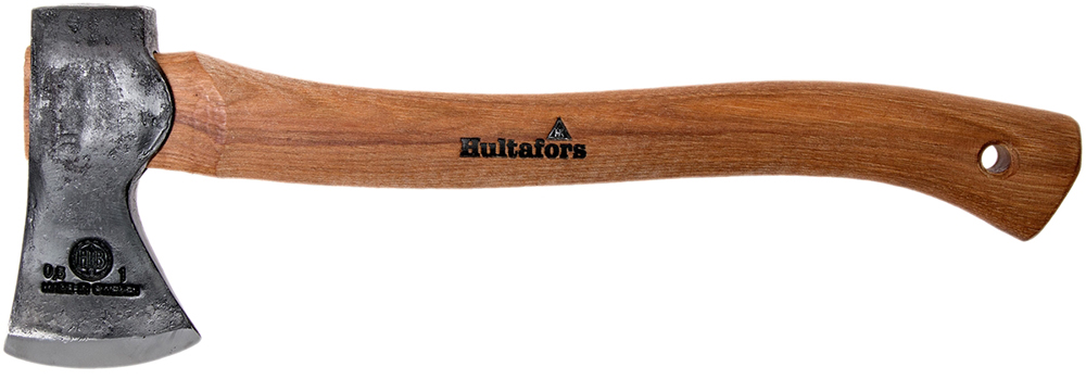 Hultafors Hultan trekking axe Premium - идеальный компаньон на свежем воздухе, если вы путешествуете по дикой природе или просто хотите поработать у костра. Топорик пригодится практически для любой задачи в лесу, но в первую очередь для работы в кемпинге, такой как сбор или обработка дров. Благодаря своей универсальности и легкому весу, Hultan стал бестселлером. Топор ручной ковки и изготовлен из шведской качественной стали в кузнице в Хультс Брук. Традиция ковки восходит к 1697 году, клинок подвергается ударам 40-60 раз, что увеличивает плотность и долговечность.