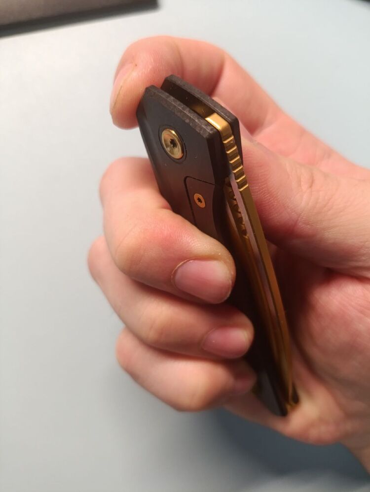 Если положить средний палец на замок, то открыть за флиппер не получится, в остальных случаях легко открывается. Если отрывать левой рукой, то нужно следить чтобы не зажать замок большим пальцем