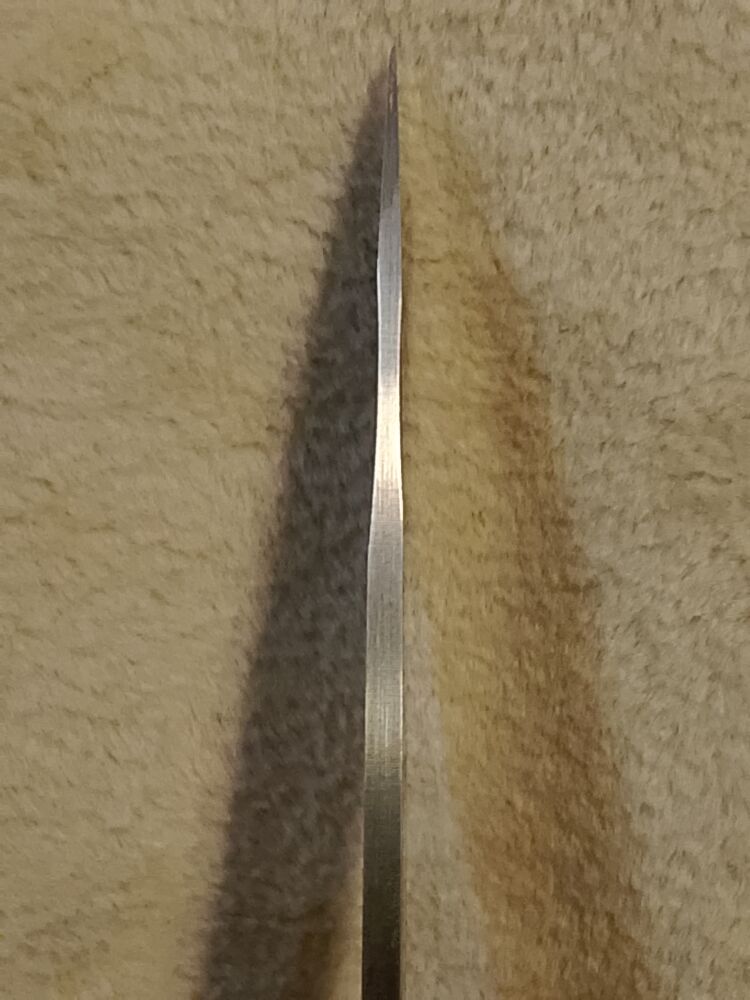 Слева спуск начинается на пол сантиметра ниже, чем справа. 