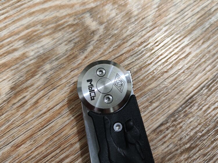 Здесь винт из коробки, после первой попытки выкрутить. Крутил одной битой. Нижний "вышел" идеально, верхний - "слизался"(