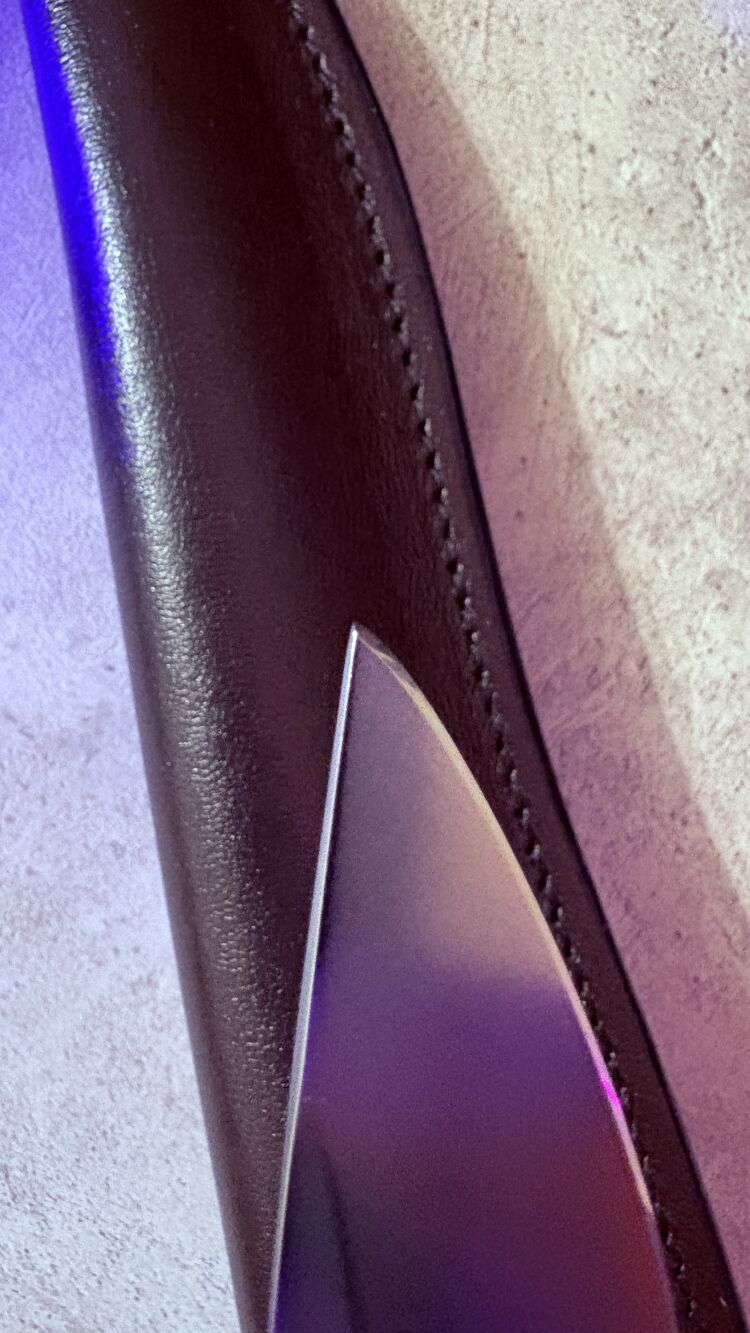 На острие есть неравномерность заточки (на фото сложно зафиксировать)